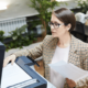 Mitarbeiter scannt Geschäftsunterlagen mit moderner Scanlösung in einem digitalisierten Büro