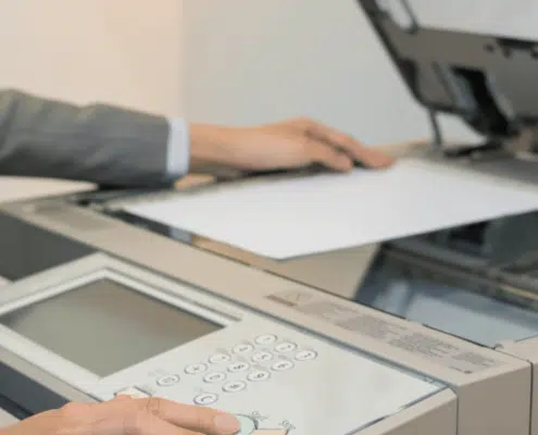 Oftmals verflucht und dennoch wichtig für den Büroalltag. Auch in Zeiten, wo vielerorts papierlos gedruckt wird, werden immer noch Kopierer benötigt.